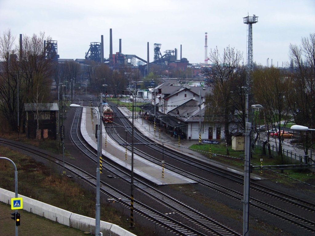 Nádraží_Ostrava_střed_a_areál_Hlubina.jpg