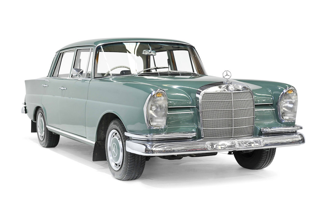 Mercedes-Benz-220s-1963.jpg