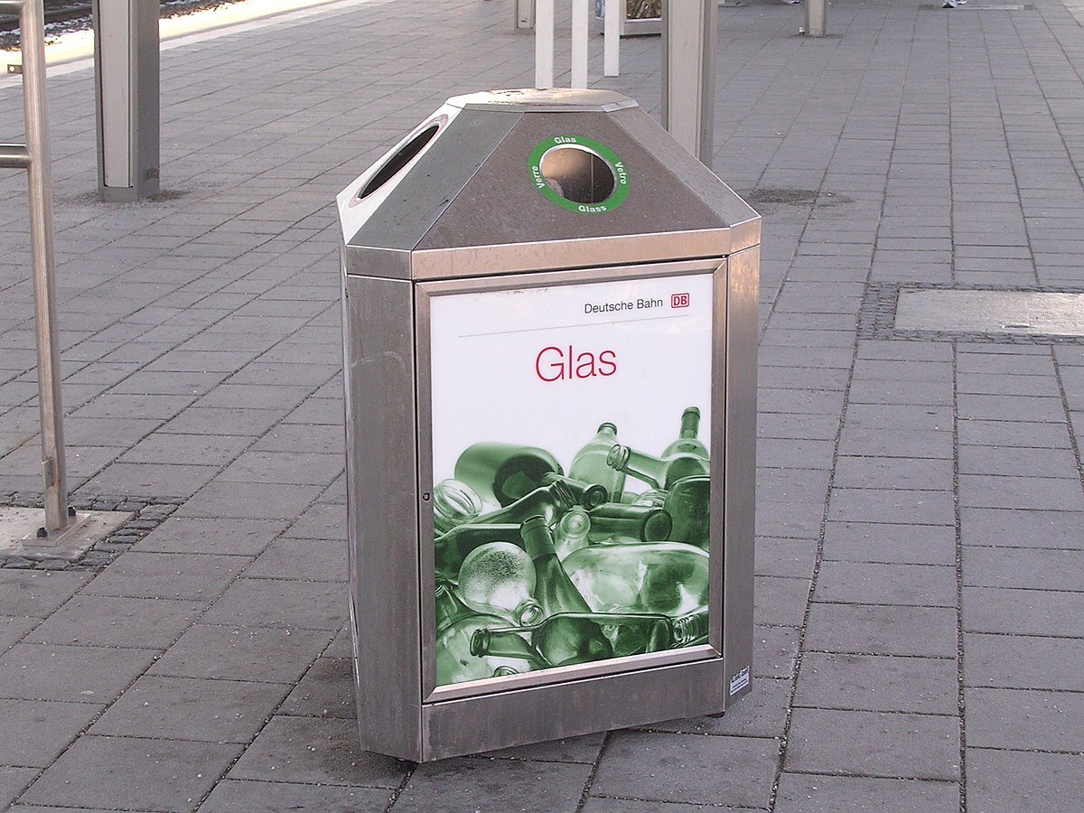 1200px-Trash_bin_train_station.jpg