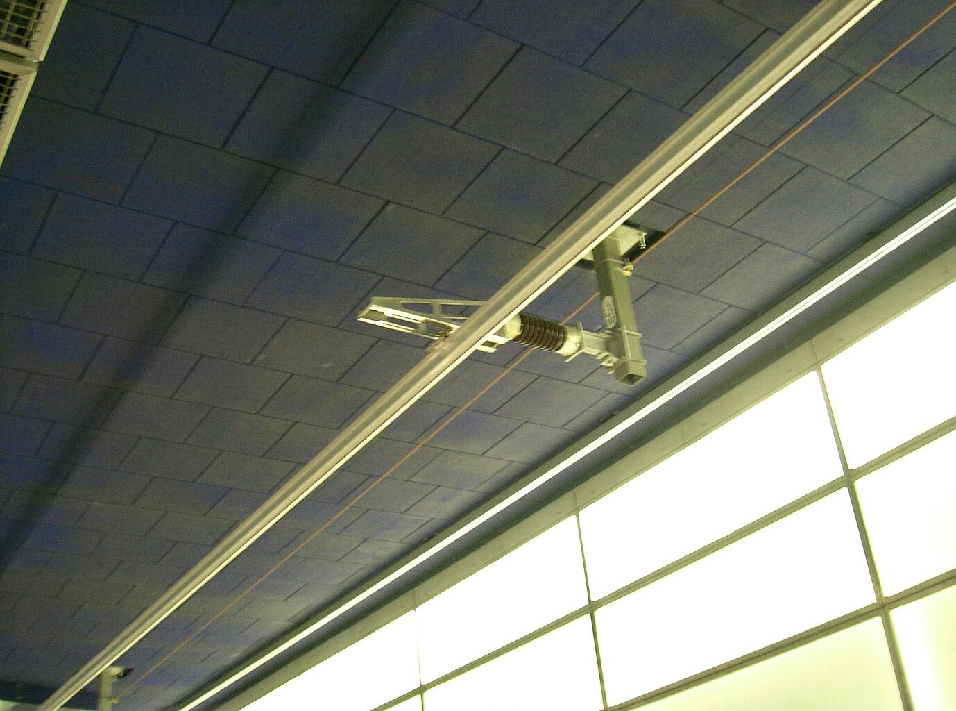 Bahnhof_Berlin_Potsdamer_Platz_Deckenstromschiene.jpg Bahnhof_Berlin_Potsdamer_Platz_Deckenstromschiene.jpg