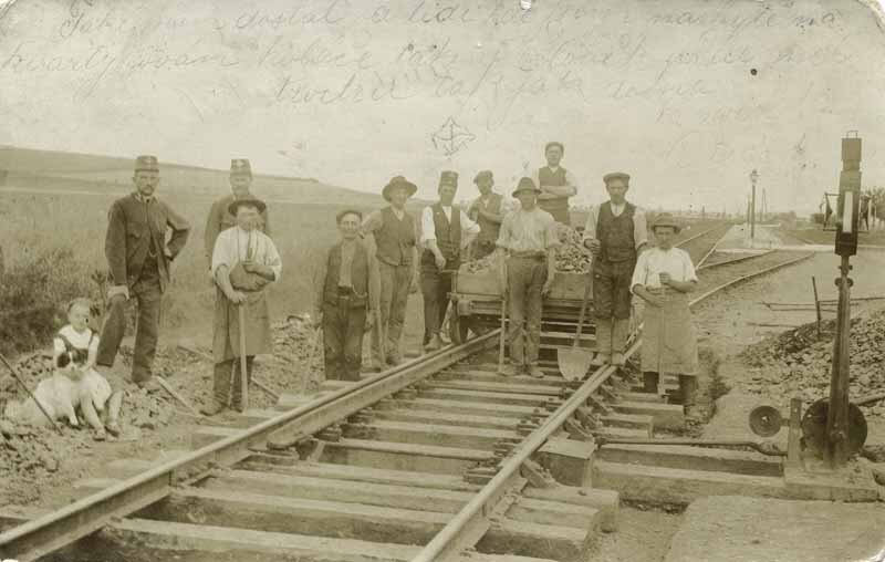Stavba trati v Oticich 1892.jpg Stavba trati v Oticich 1892.jpg